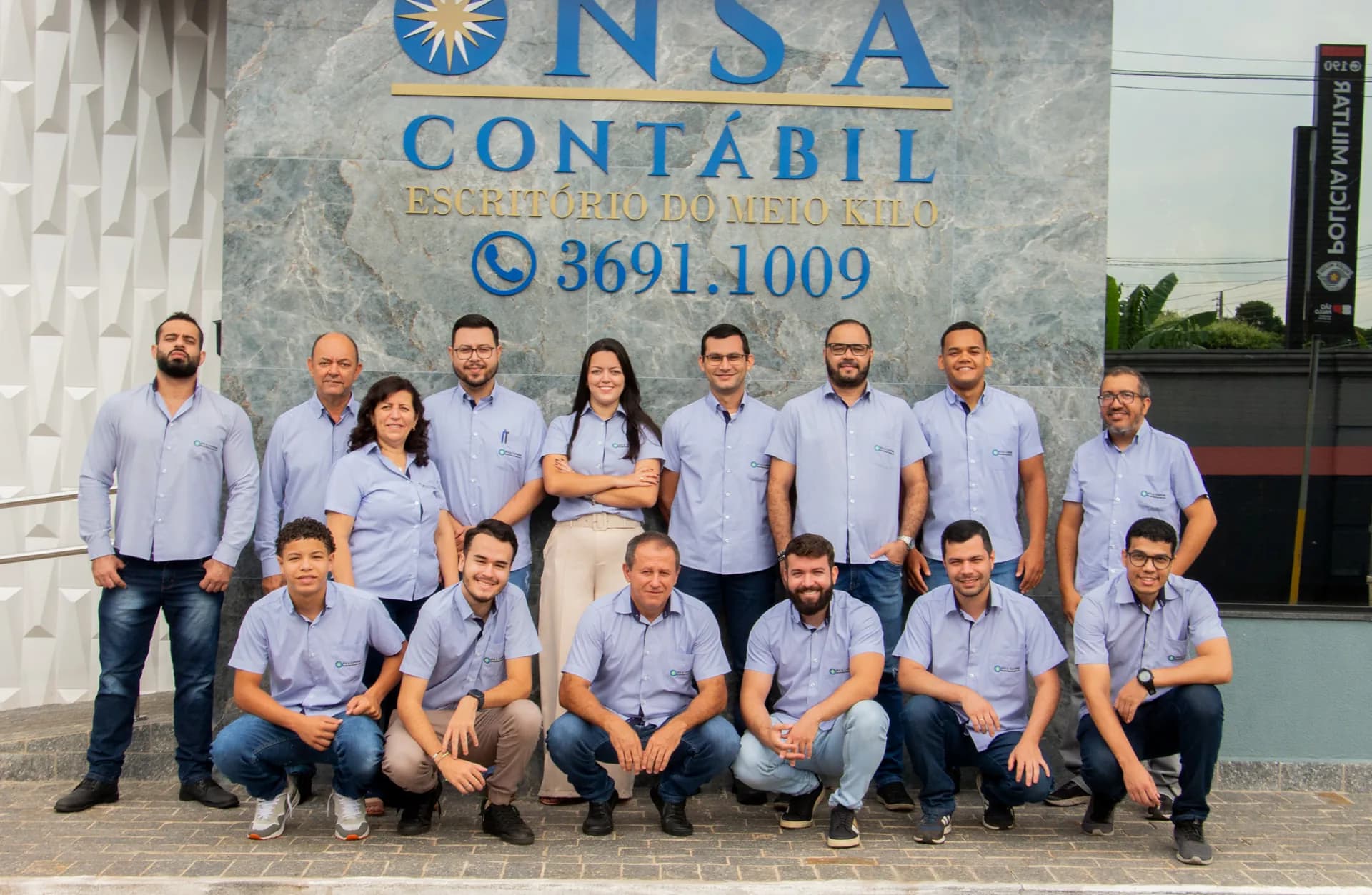 Equipe da NSA Contábil reunida em frente à fachada do escritório em Buritama