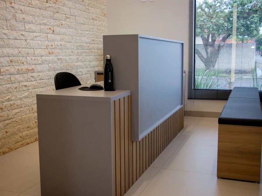 Recepção do escritório da NSA Contábil, com balcão de atendimento e sala de espera